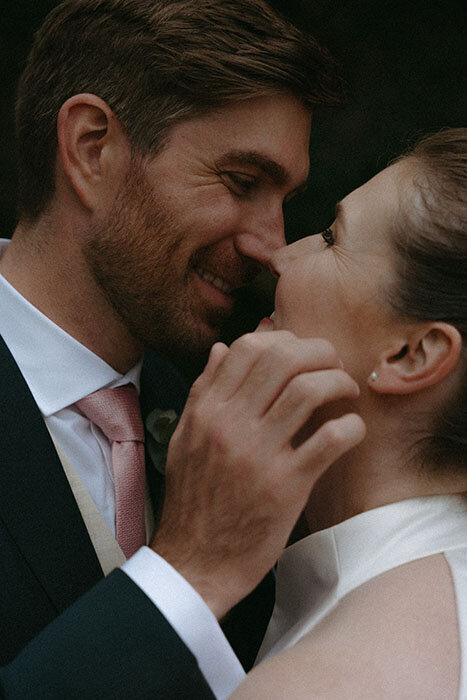 Gros plan sur deux mariés, les yeux dans les yeux. Par Kamescop, photographie et vidéo de mariage.