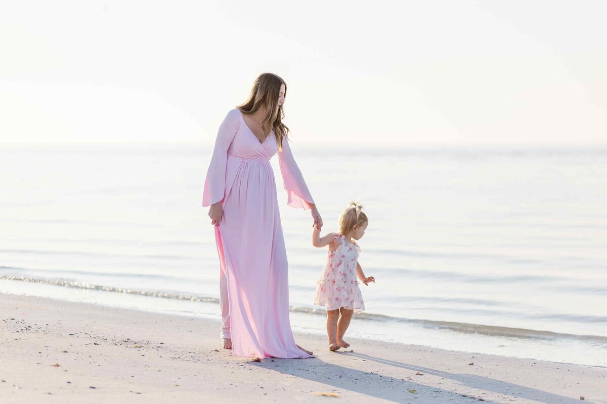 9-mom-daughter-beach