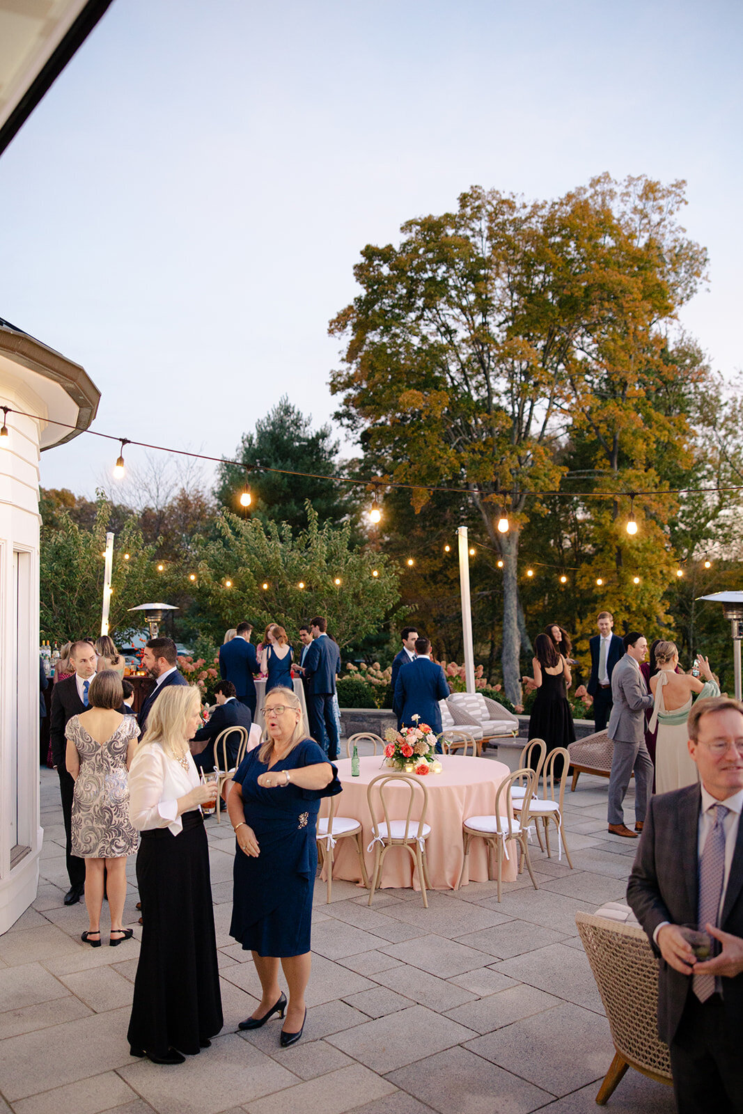 outdoor-fall-wedding-ceremony-at-woodway-country-club-ct