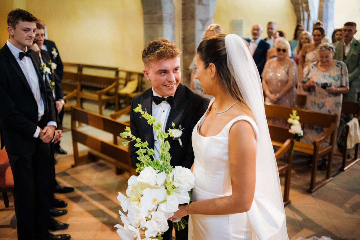 religious-wedding-ceremony-white-floral-decor-france3