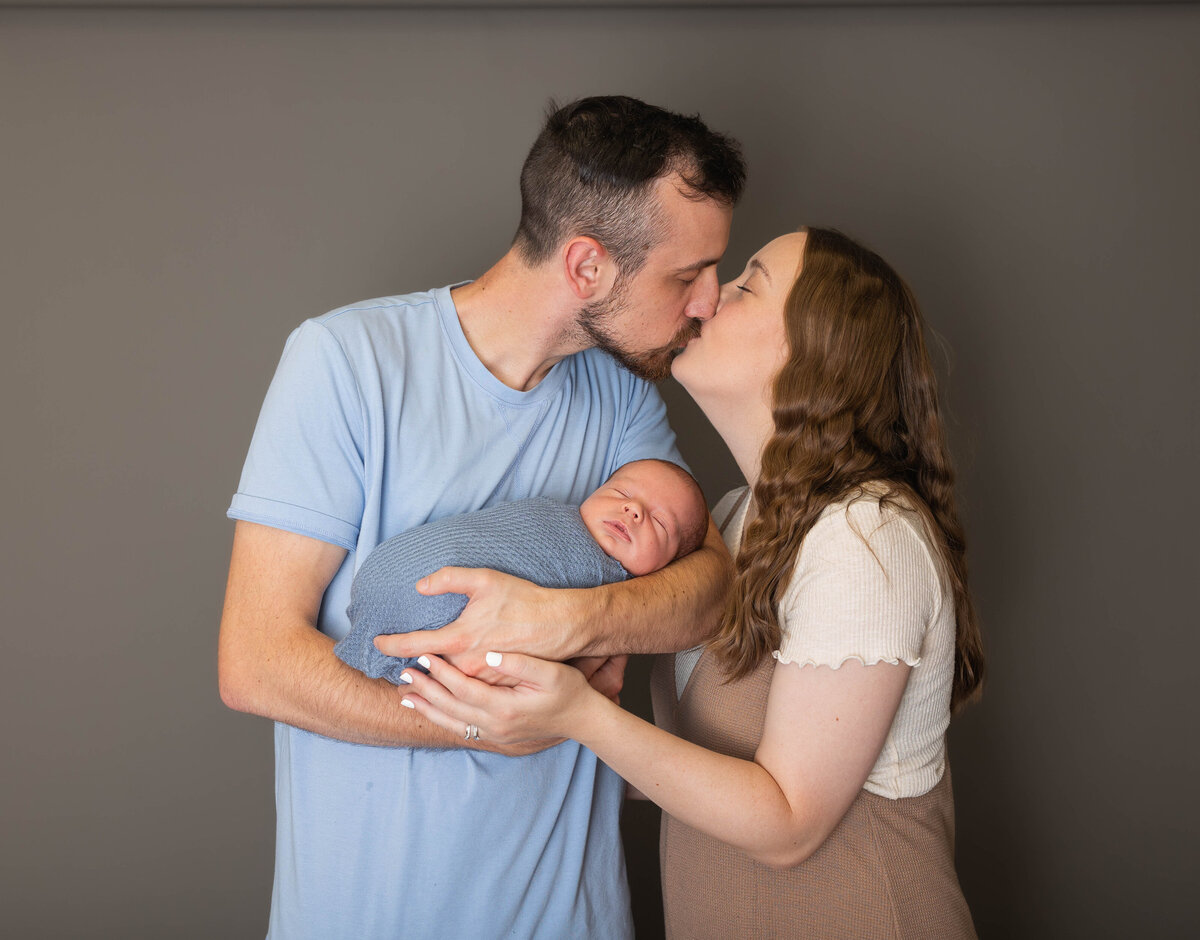 Frozen Moments Pennsylvania Posed Newborn Photographer Family Smooch