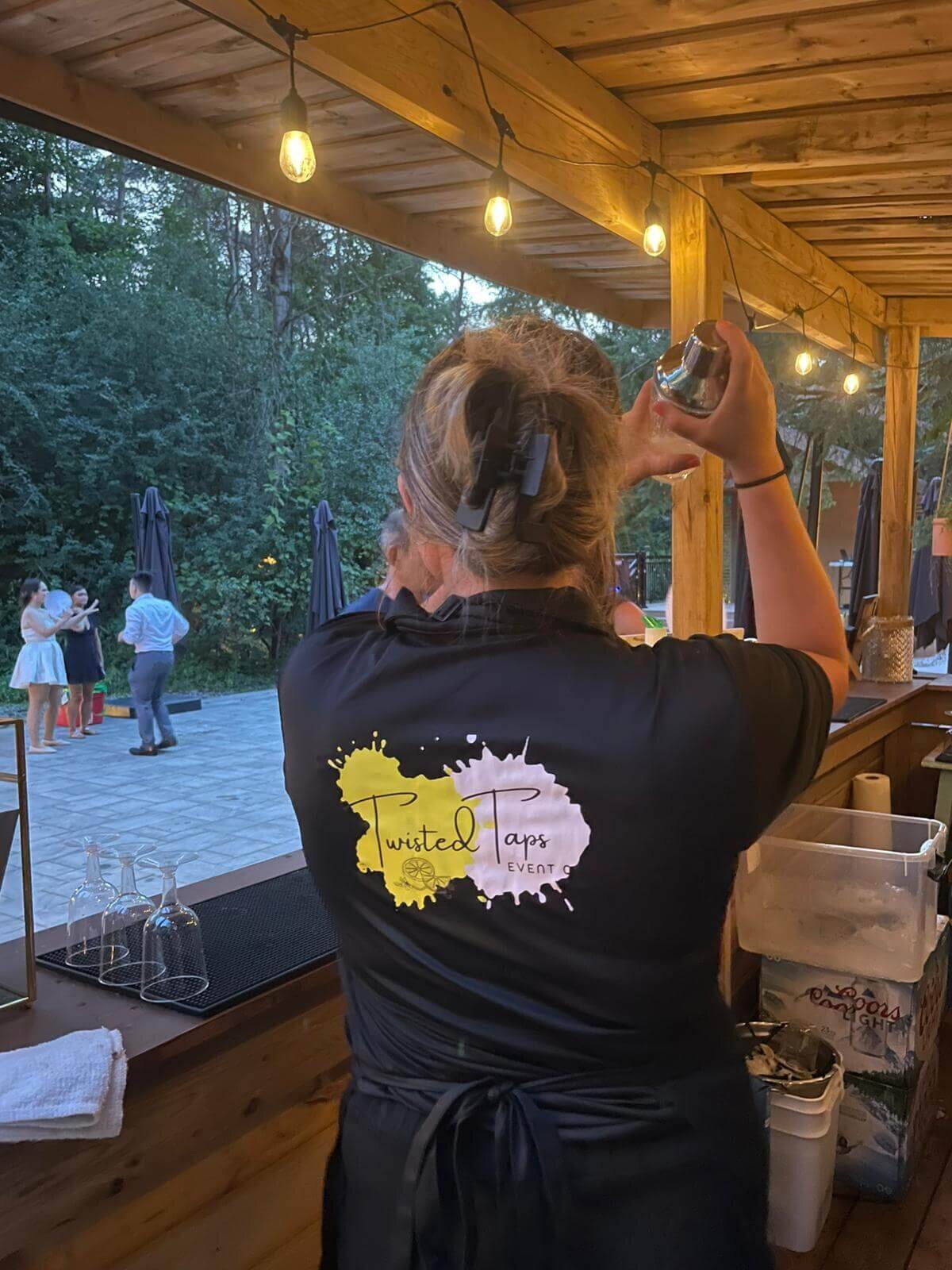 mobile_trailer_bar_ontario_serving_drinks