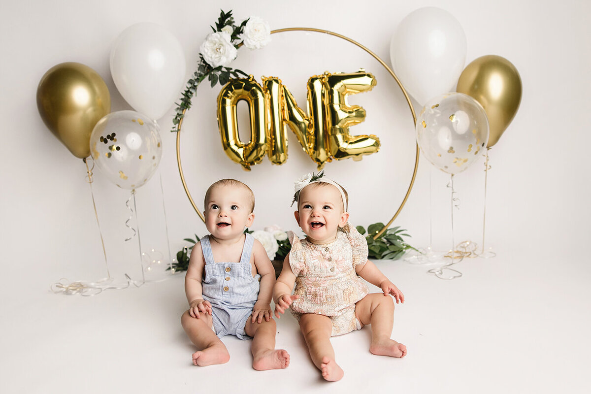 Twin first year photo session with balloons in Colorado