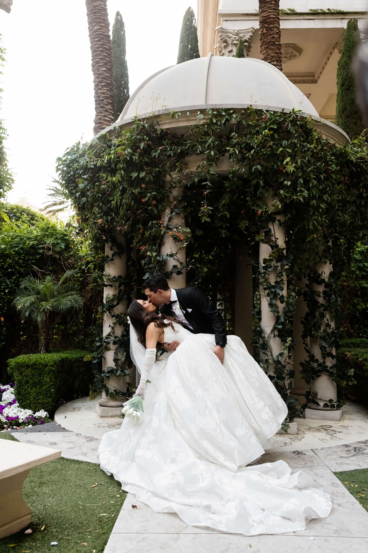 63riskyexposure_samantha-rydge_las-vegas-elopement-photography