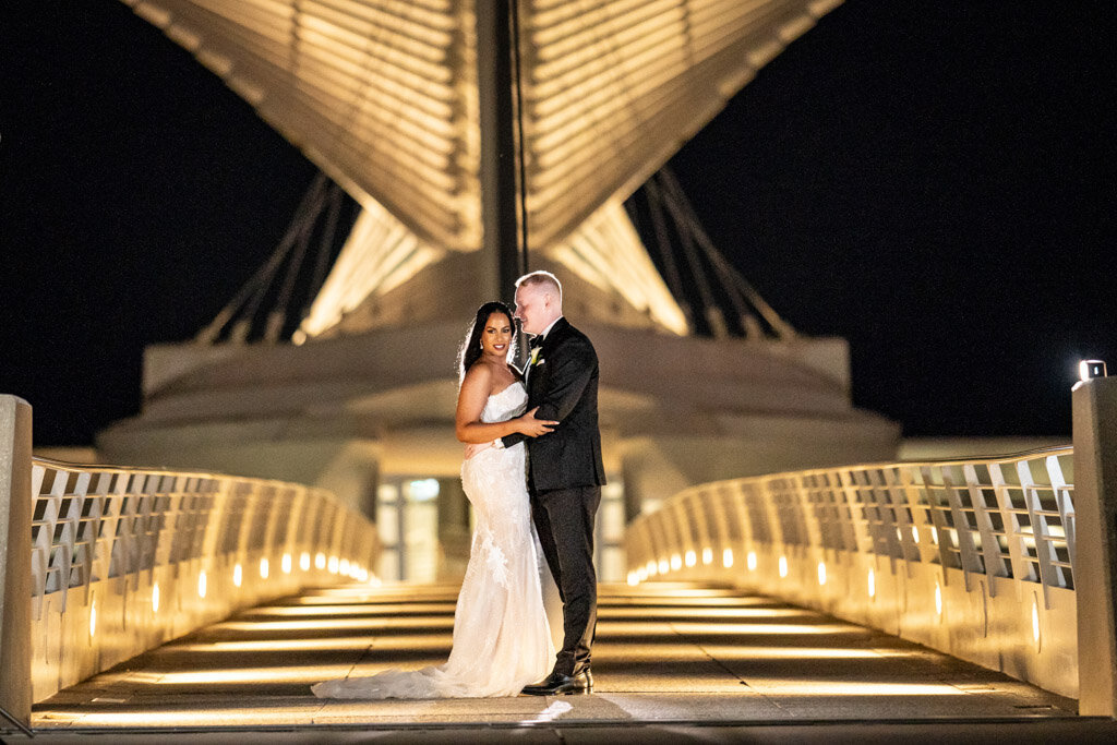 132-Milwaukee-Art-Mueseum-Wedding-Lauren-Ashley-Studios