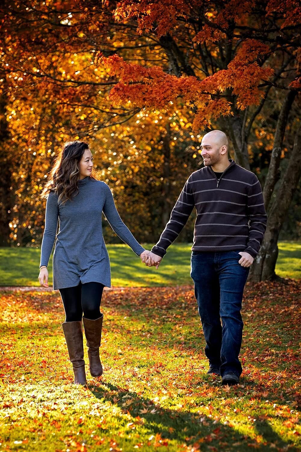 outdoor-family-photography_vancouver-fraser-valley_queen-elizabeth-park_autumn-couple-engagement