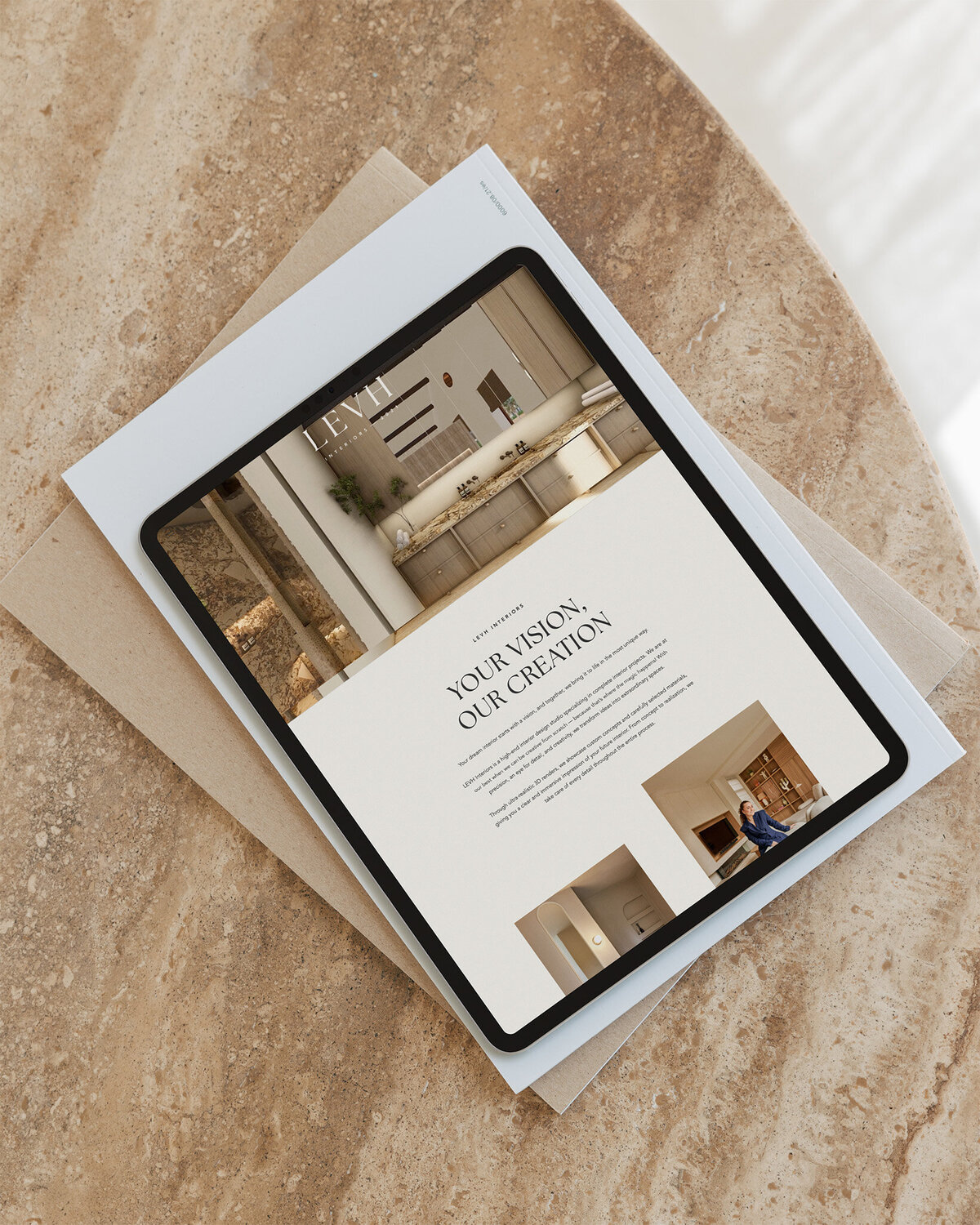 LEVH Interiors website op tablet op marmeren tafelLEVH Interiors website op tablet op marmeren tafel