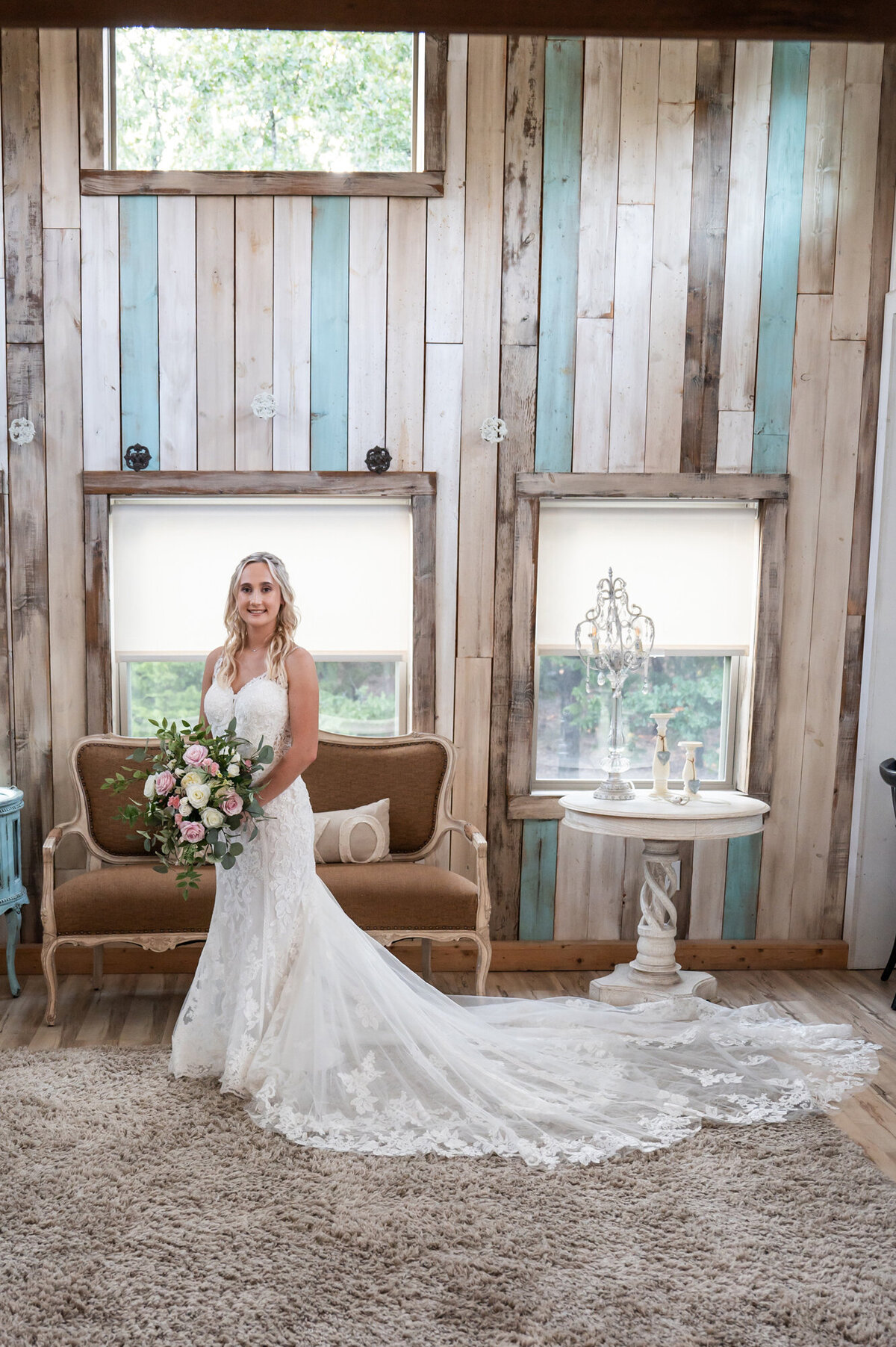 WhisperingOaksbridalsuite