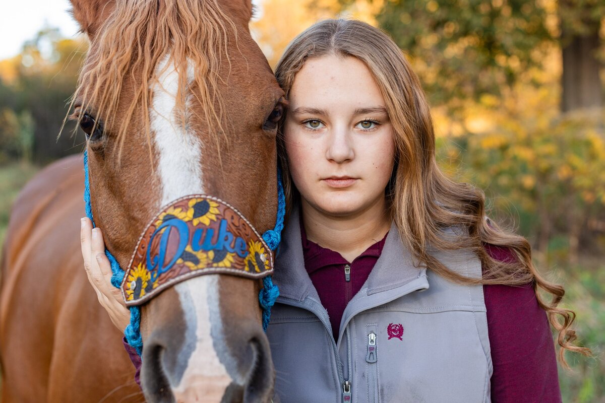 wisconsin-high-school-senior-girl-with-horse