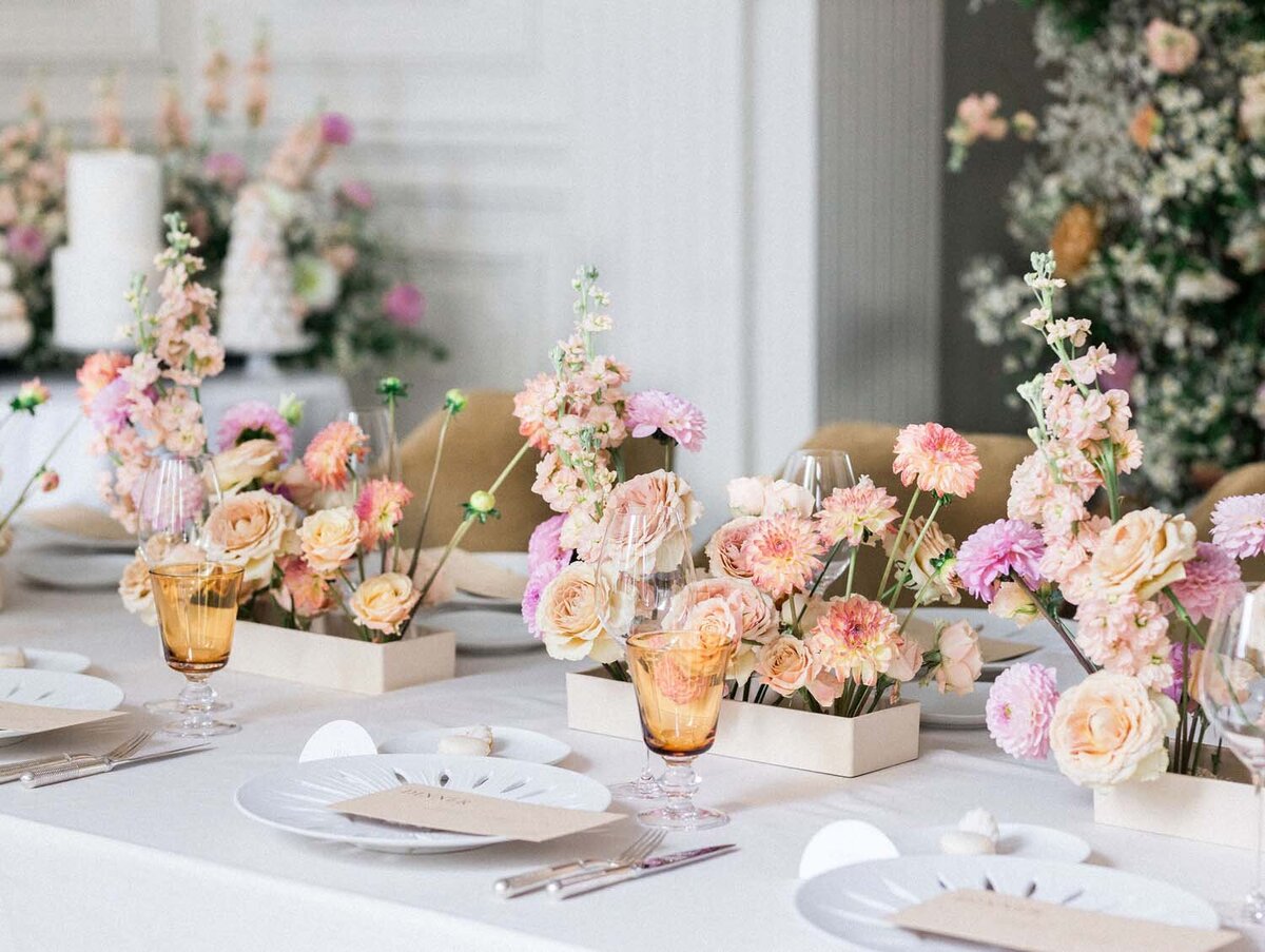 Colorful couture wedding at luxury hotel chais Monnet in Cognac - Veronique Lorre artistic direction floral designer39