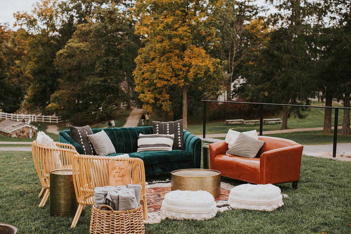 sitting-area-rustic-woodland-wedding-cedar-lakes-4
