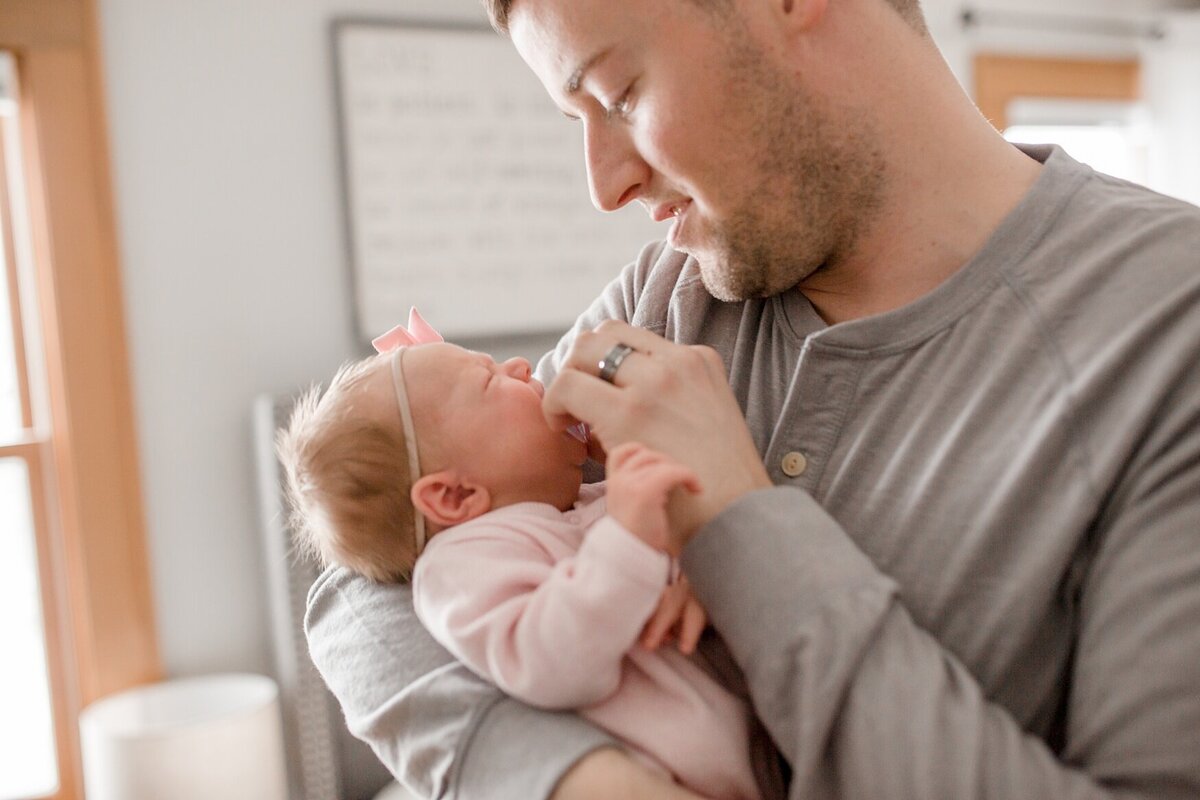 baby-new-born-photos-minnesota-light-alexandra-robyn-best-of-twin-cities_0007