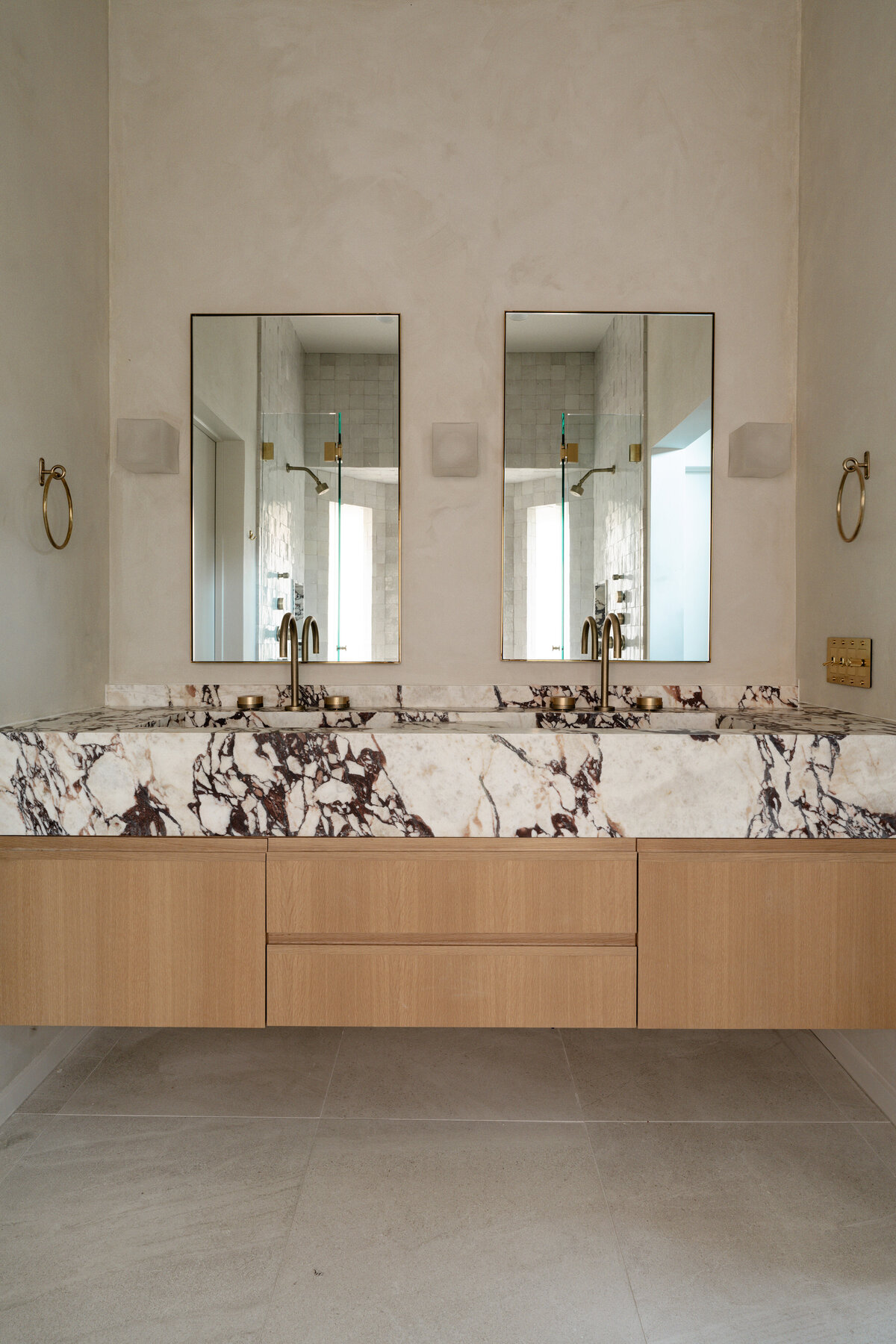 thousand-oaks-limewash-plaster-white-oak-vanity-viola-marble-countertop-bathroom-design-modern-house-franc
