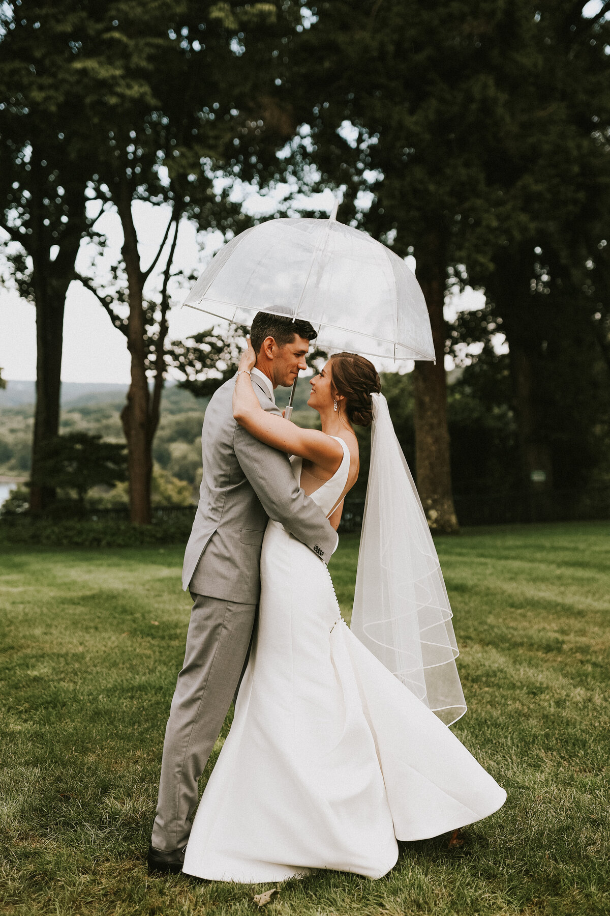 bride-and-groom-rain-photos-connecticut-wedding-planner