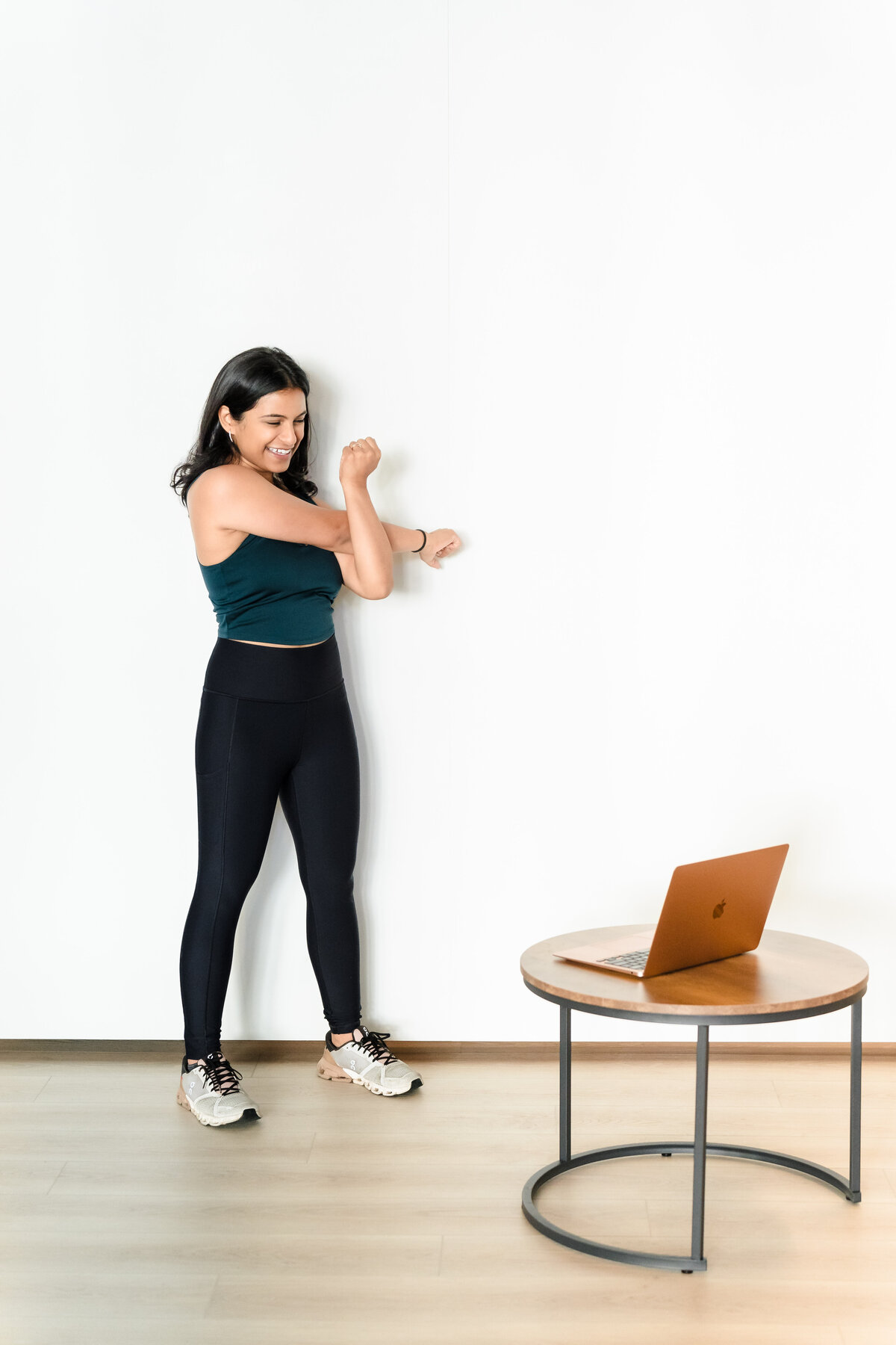 physical therapist giving instructions online, laptop in a side desk