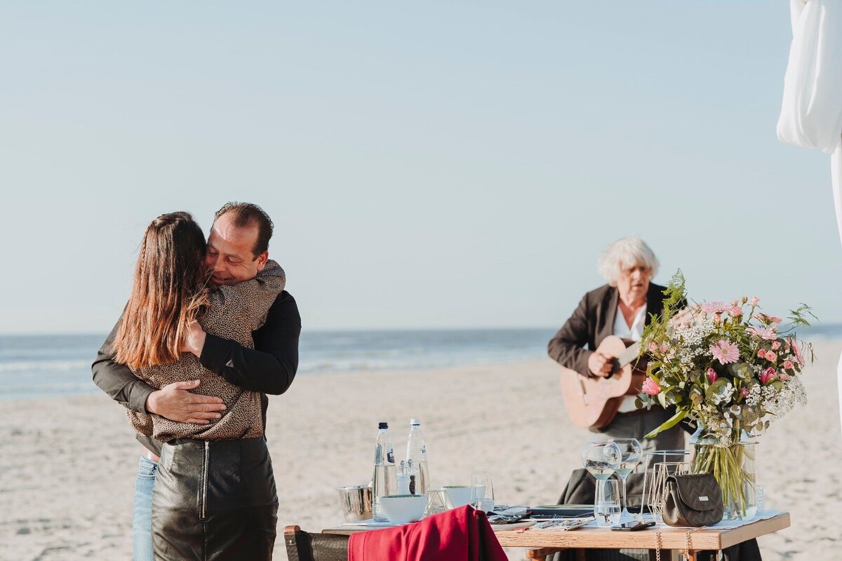 Huwelijksaanzoek op het strand dineren texel