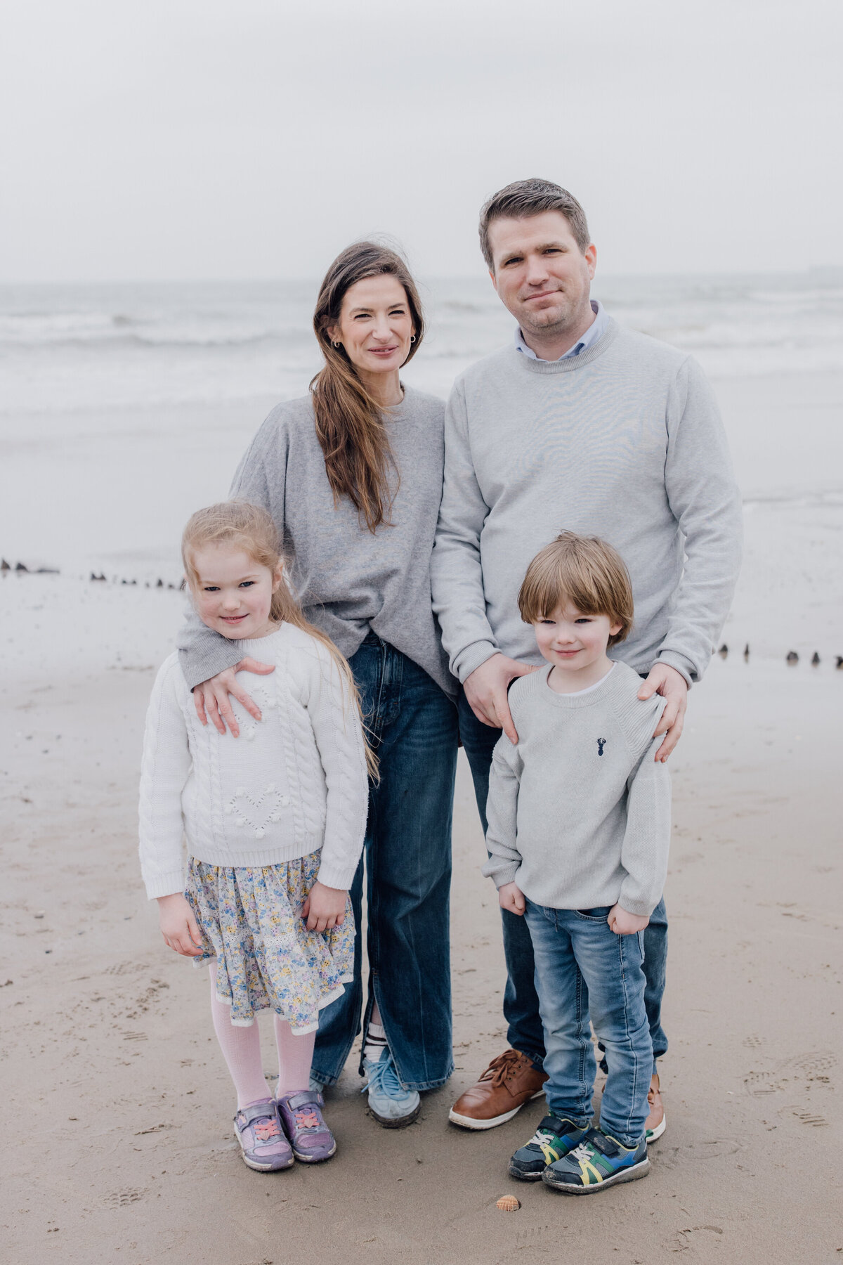 group-photo-of-family-at-beach