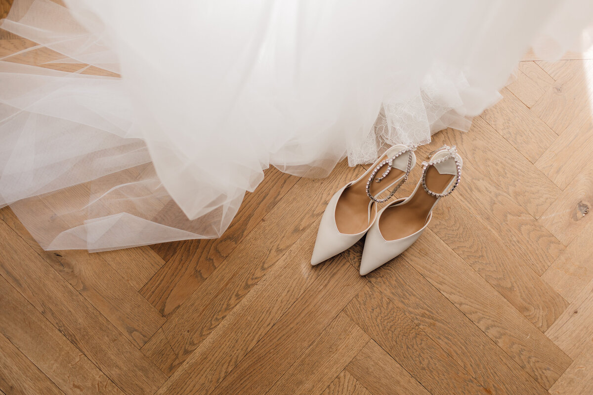 brides-wedding-shoes-and-veil