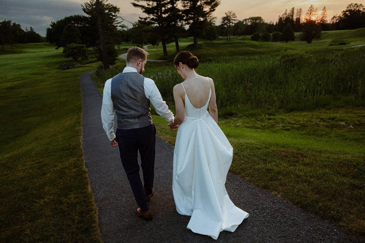 newlyweds-walking-at-the-royal-ottawa-golf-club-in-aylmer-1
