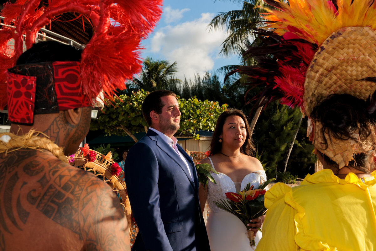 groom-and-bride-hilton-moorea-wedding-ceremony