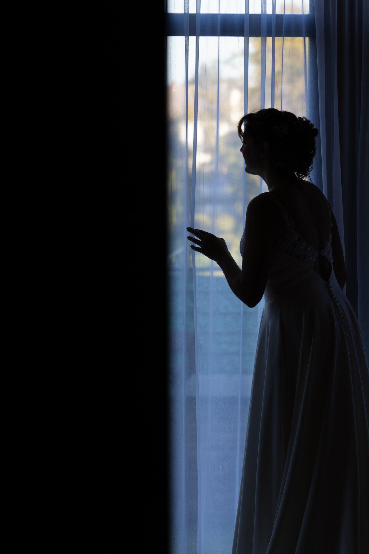 Mariée en attente à la fenêtre Mariage en Belgique