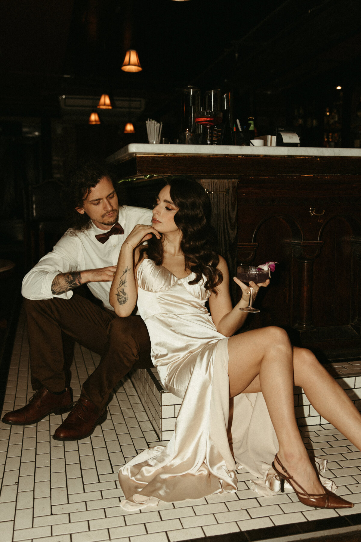 jazz-speakeasy-bar-vintage-bridal-flash-intimate-creative-photoshoot-35