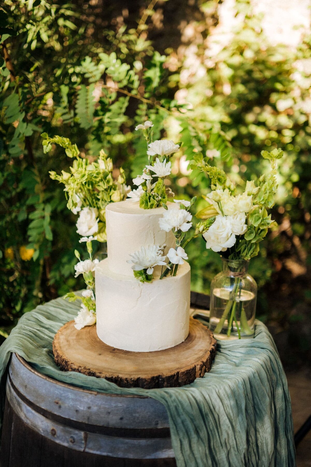 white-floral-wedding-cake-elegant-destination-wedding