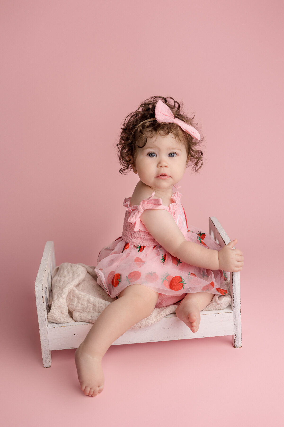 in-home-one-year-milestone-cake-smash-photography-session-Georgetown-KY-photographer-baby-girl-3