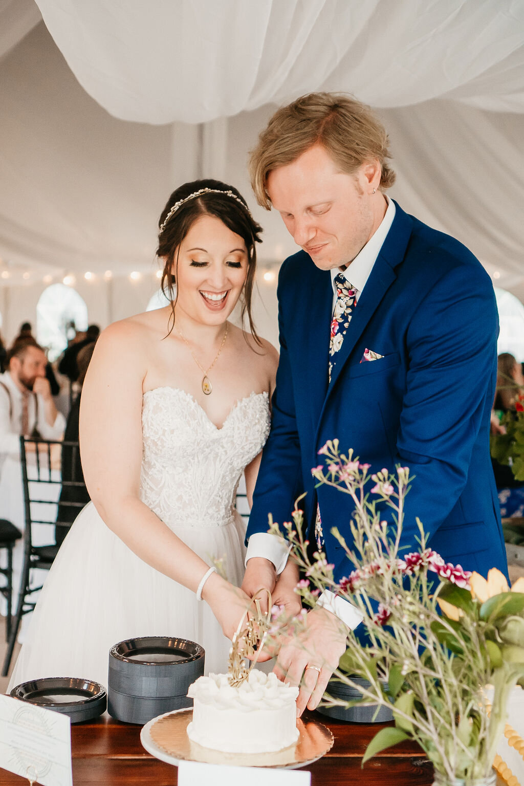 Vesper-and-Vow-Bemidji-Minnesota-wedding-and-elopement-photographer-coordinator-planner-cake-cutting-blue-suit