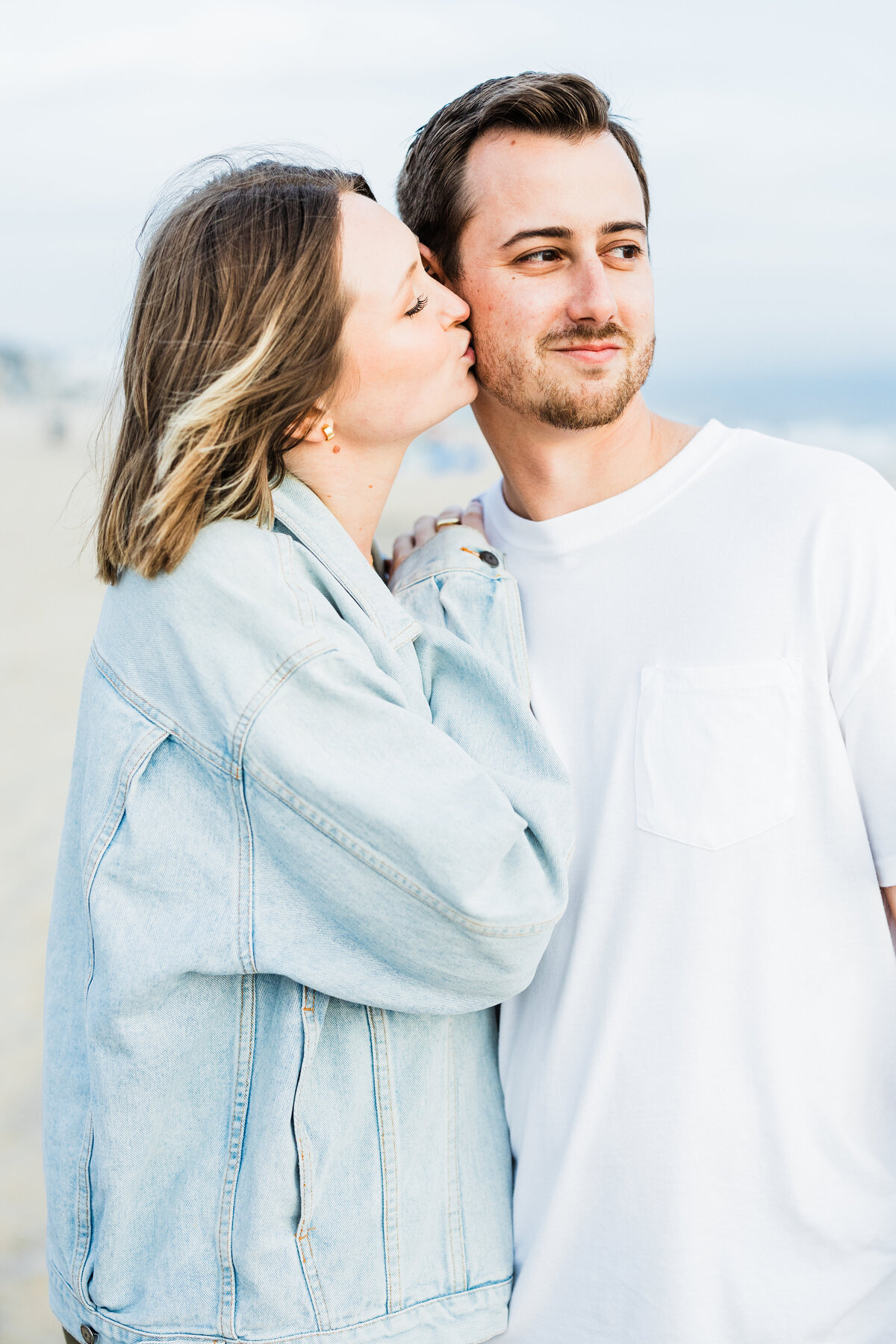 portrait-of-couple-on-Manhattan-Beach