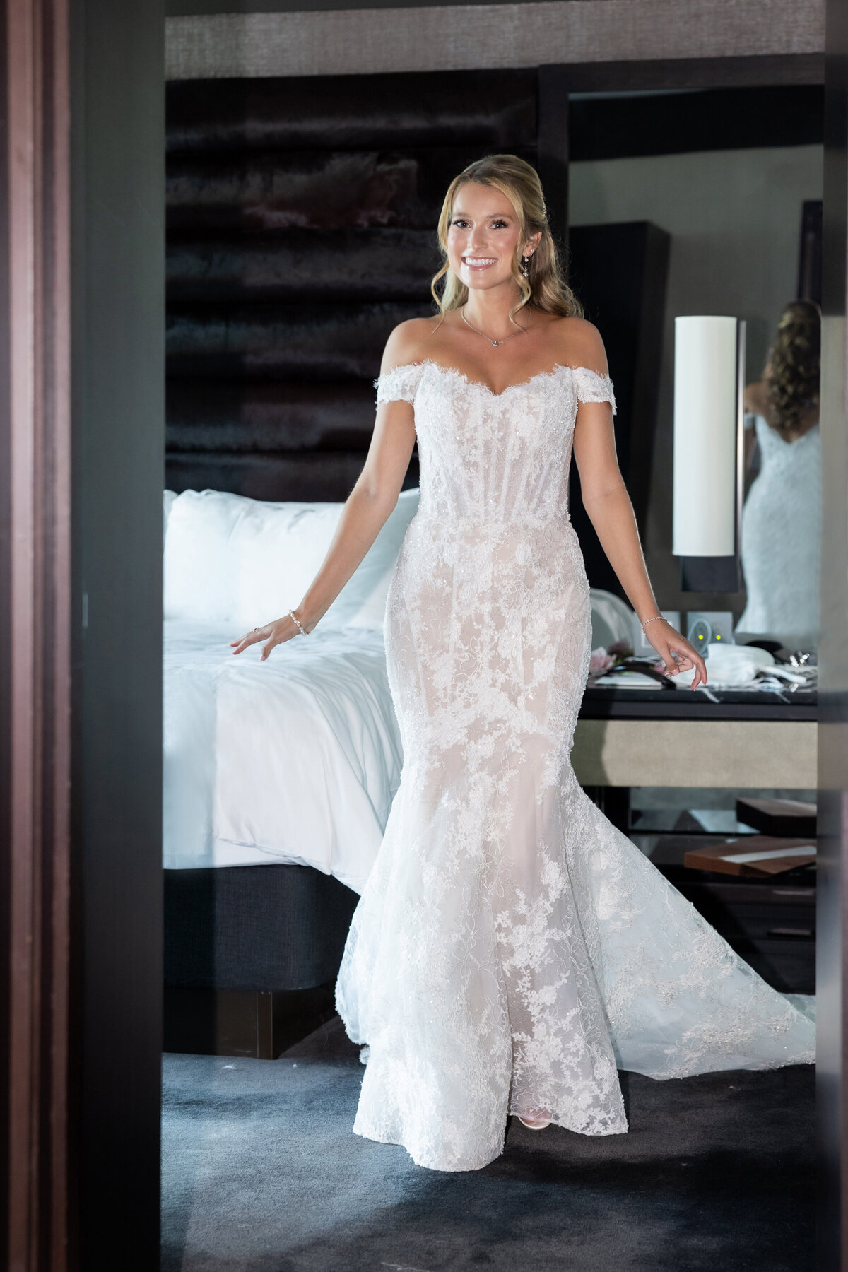 199_gettingready_Bob&DawnDavisPhotography