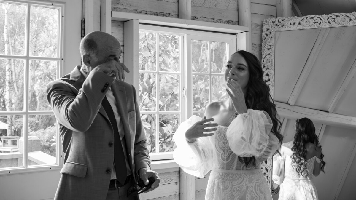 getting-ready-dad-first-look-documentary-wedding-photography-Jardin-del-Sol-jennifer-moreno-photography-washington