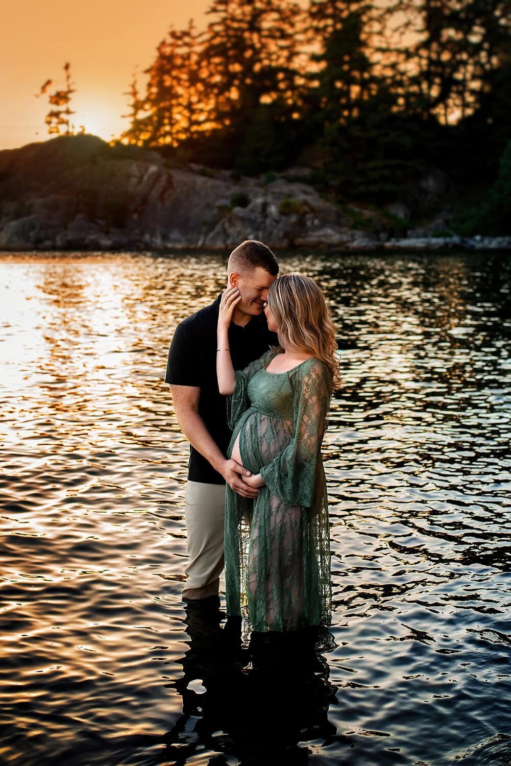 outdoor-maternity-photography_vancouver-fraser-valley_whytecliff-park-west-vancouver_couple-water-romantic-sunset