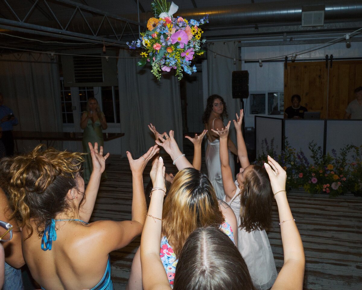 wedding-bouquet-toss