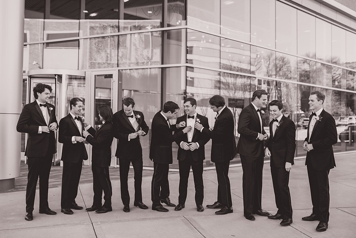 bride-groom-wedding-greenville-sc-avenue-groomsmen
