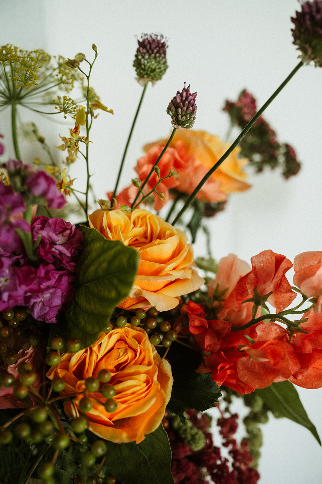 Herentals, salon weddings, moody, authentiek, alternatief trouwen,bruid, 2026, elopent, intiem, spontaan, tijdloos, trouwfotograaf, antwerpen - klaarmaken & first look-42