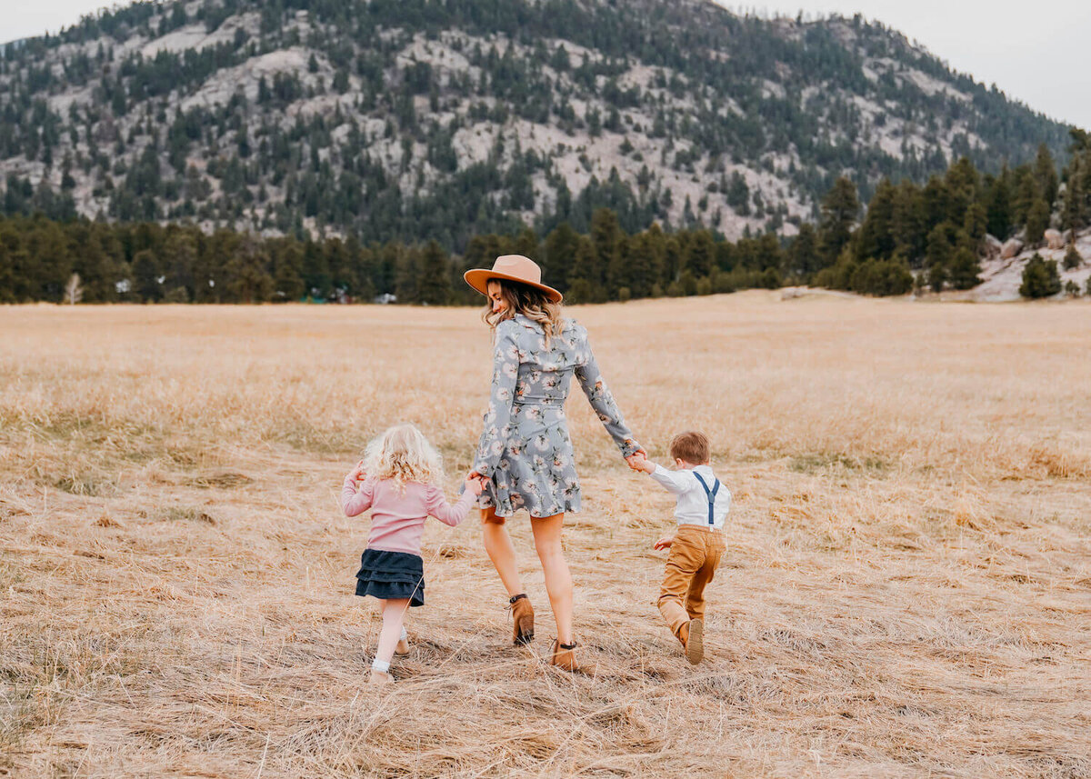 denver family photography - mom with chilren in field