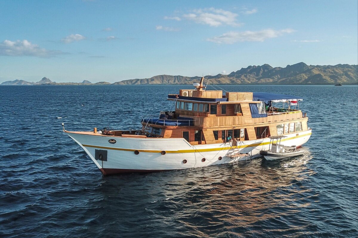 Magia II Luxury Yacht Charter Komodo Magia-II-luxury-yacht-charter-indonesia-1