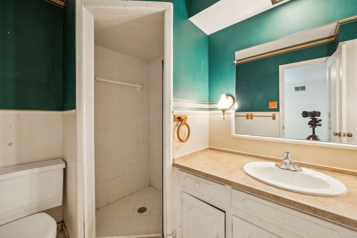 14214_edgecrest_dr_dallas_tx_guest_bathroom_-vintage_full_bath_with_corner_shower_and_large_mirror-_haven_realty_group