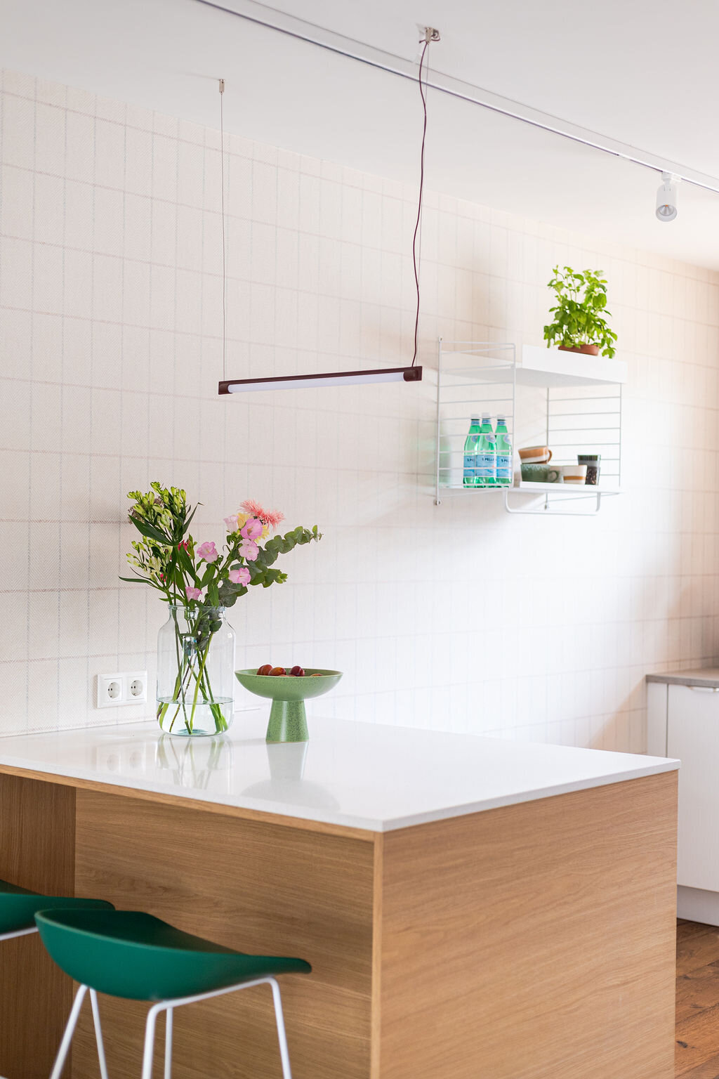 eiken keukeneiland met wit werkblad