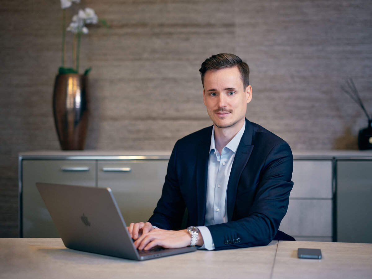 Businessportrait eines Managers in moderner Büroumgebung – professionell fotografiert von Atelier Schulte für Unternehmen und Dienstleister in Wien und österreichweit.