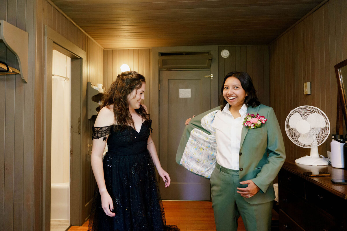 GettingReady_Brenda&JanieElopementPhotos_OregonWeddingPhotographer_KuroCreativeHouse-42