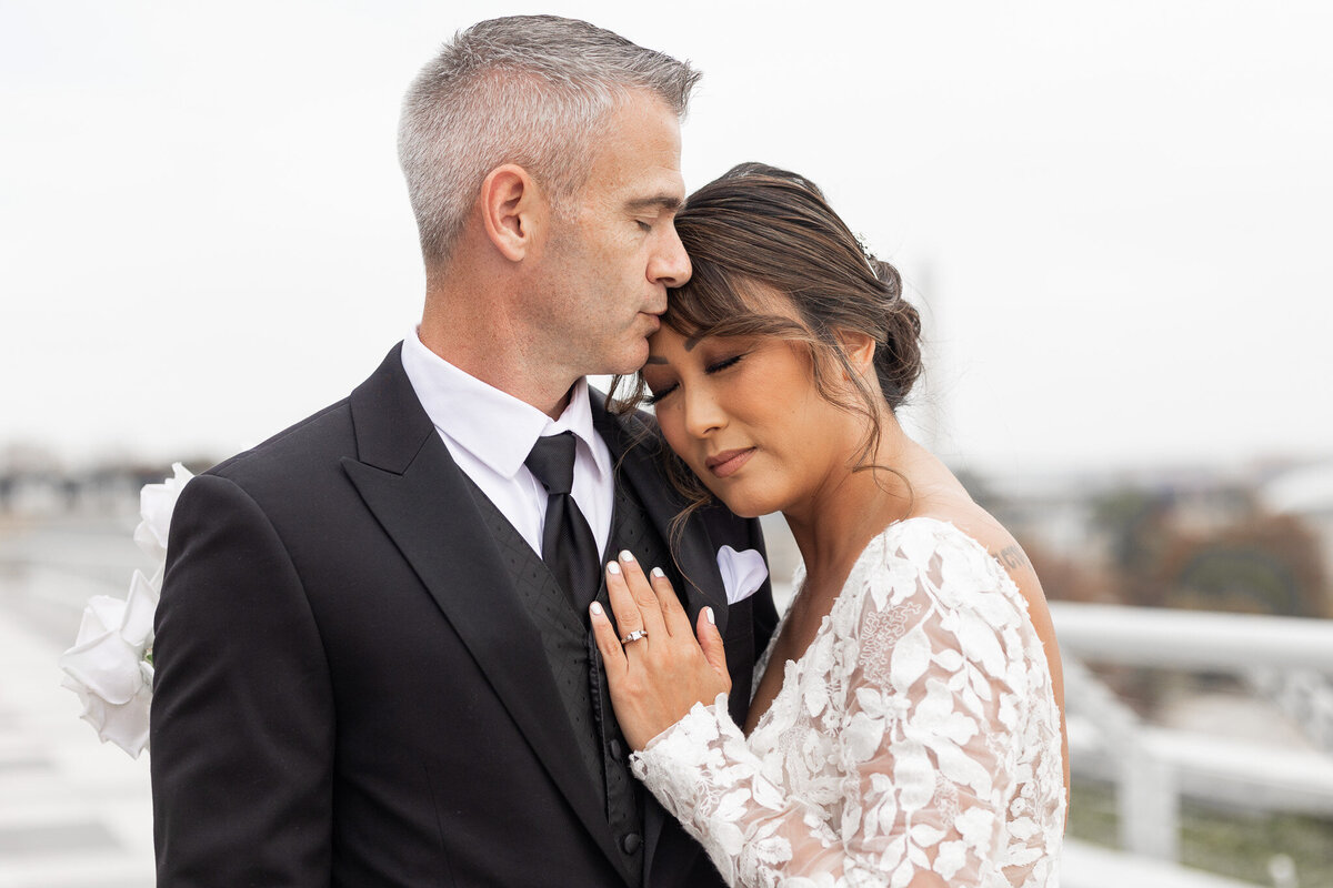 groom kissing brides forehead at The Estate by Atlanta Wedding photographer by Amanda Richardson Photography