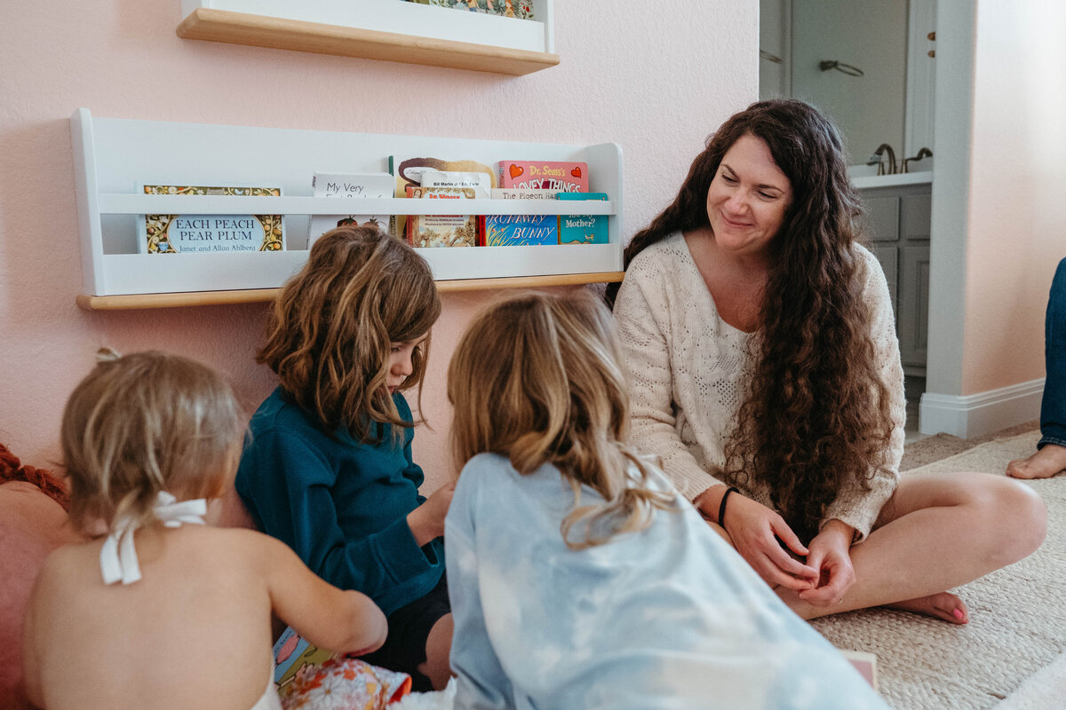 mom_delighting_in_kids