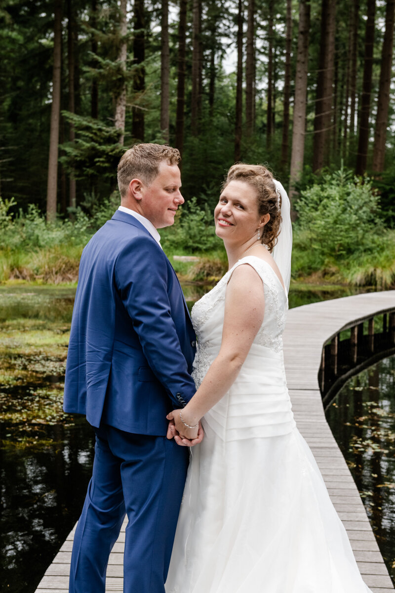 Trouwen in Beetsterzwaag, Wallebos, trouwfotograaf Friesland, bruiloft fotograaf  (22)