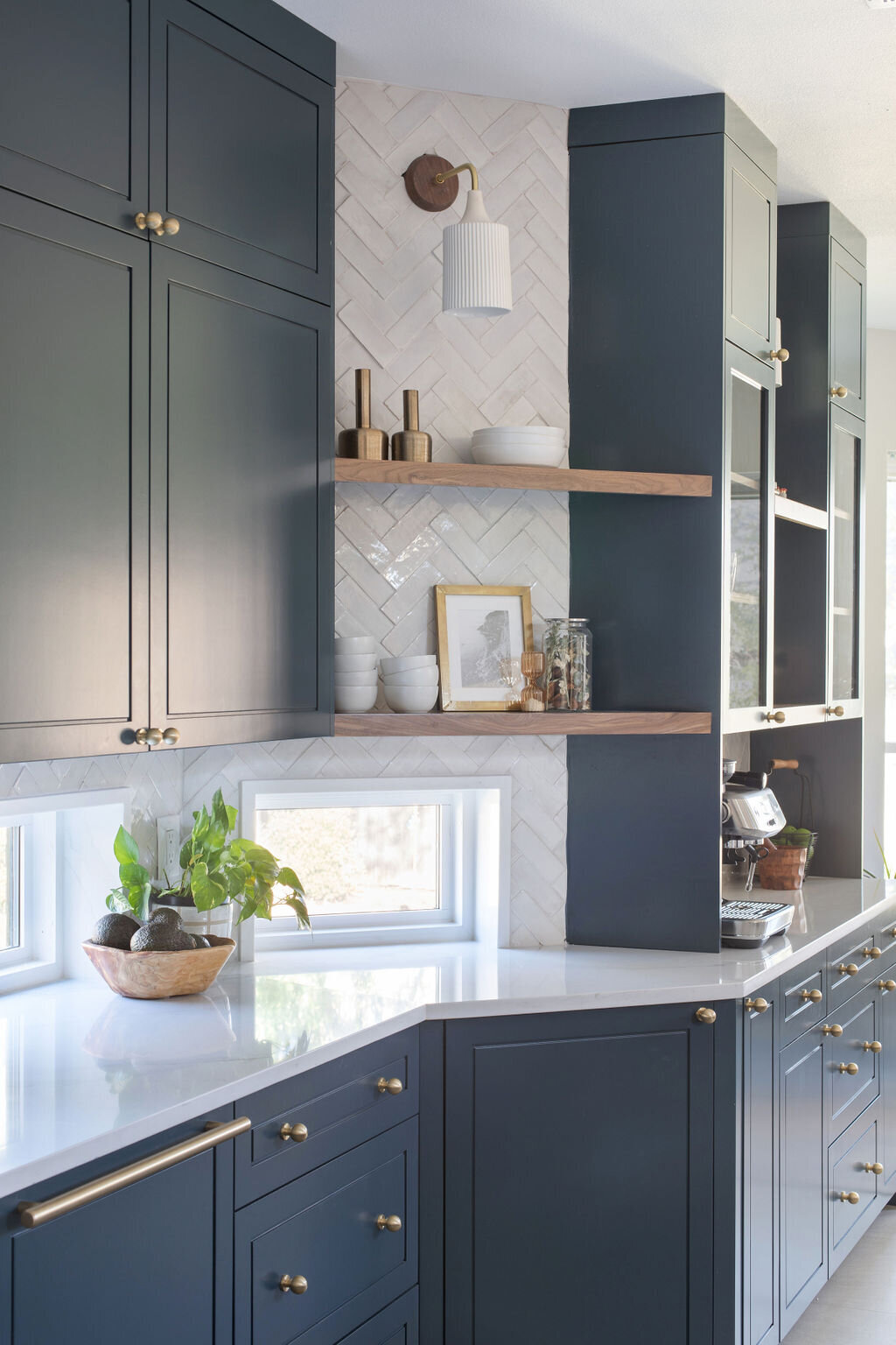 hello-home-austin-contemporary-navy-kitchen-remodel-countertop-windows-angled-shelves-zelliege-herringbone-backsplash-17