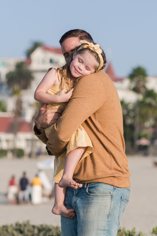 daughter-with-head-on-fathers-should-Coronado-beach-san-diego