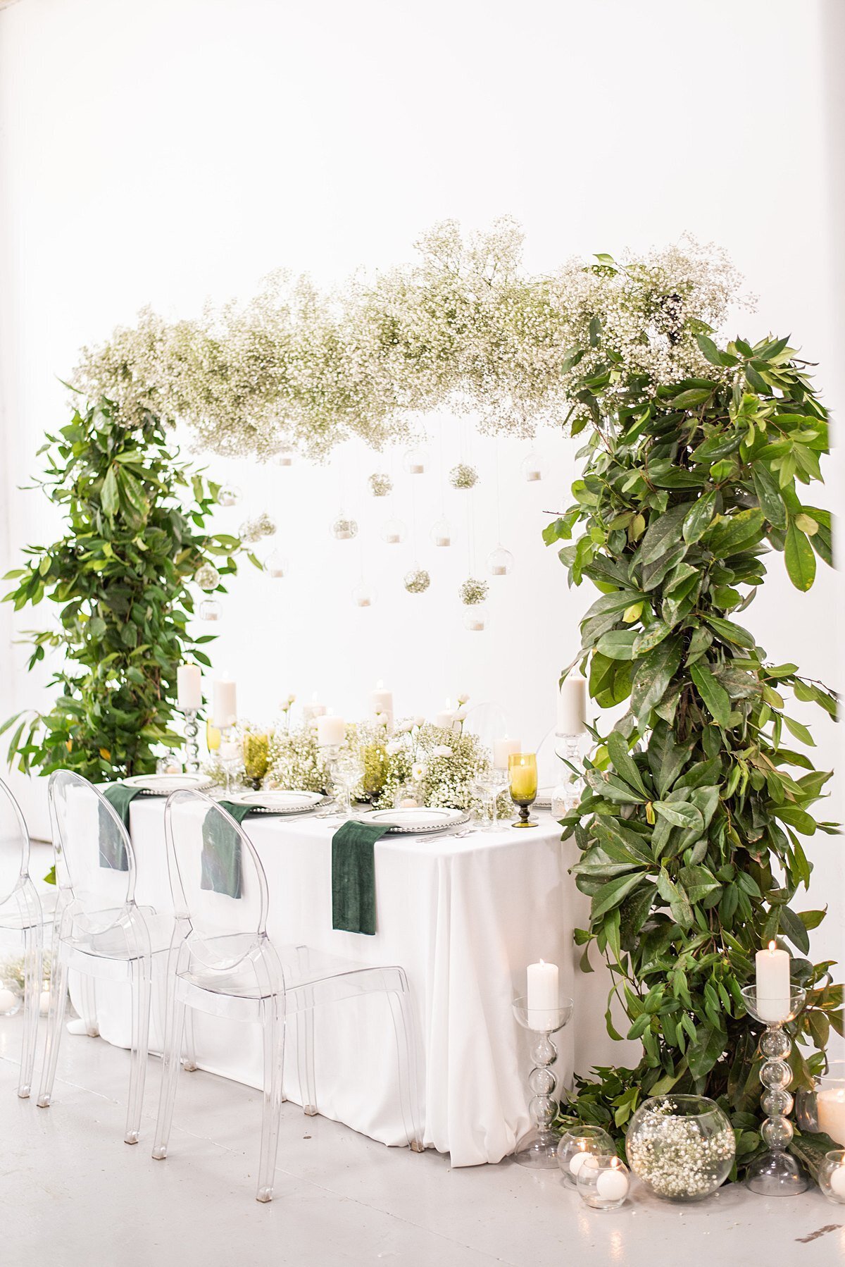bride-groom-tablescape-white-green-greenville-modern-wedding