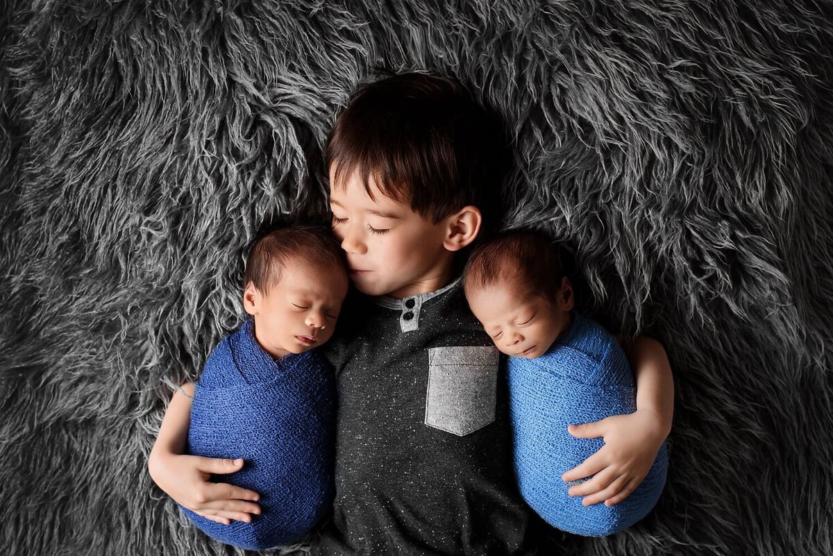 mobile-in-home-newborn-photography-vancouver-fraser-valley_family-toddler-brother-newborn-twin-boys
