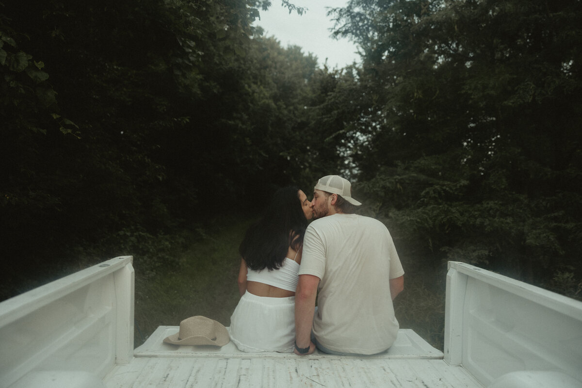 Wildflowercouplessessionwithtruck_emilyarwinephoto-219